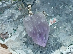 Ametystová špice krystal 2,3 cm přívěsek - PRŮVODCE III.