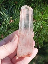 Křišťál s hematitem mistrovský krystal 117 g - MOUDRÝ PRŮVODCE