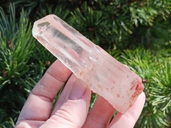 Křišťál s hematitem mistrovský krystal 117 g - MOUDRÝ PRŮVODCE
