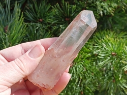 Křišťál s hematitem mistrovský krystal 117 g - MOUDRÝ PRŮVODCE