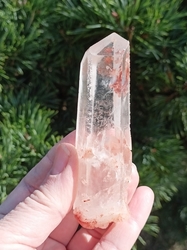 Křišťál s hematitem mistrovský krystal 117 g - MOUDRÝ PRŮVODCE