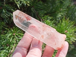 Křišťál s hematitem mistrovský krystal 117 g - MOUDRÝ PRŮVODCE