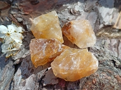 Krásné surové kousky křišťálu/křemene s limonitem.