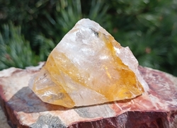 Křišťál surový s limonitem 39 g - ZLATÝ LÉČITEL