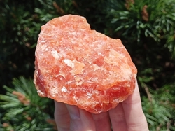 Kalcit oranžový surový větší 181 g - PLAMEN DO ŽIVOTA 
