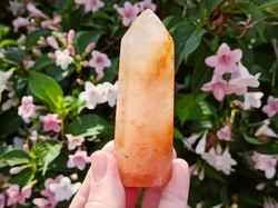  KŘIŠŤÁL s LIMONITEM obelisk 133 g - ZLATÝ PAPRSEK
