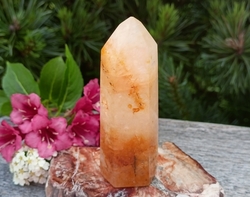  KŘIŠŤÁL s LIMONITEM obelisk 133 g - ZLATÝ PAPRSEK
