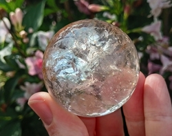 Křišťál s limonitem koule 196 g - SPOJENÍ S DUŠÍ