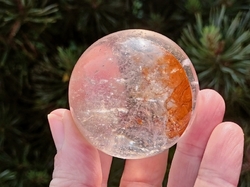 Křišťál s limonitem koule 196 g - SPOJENÍ S DUŠÍ