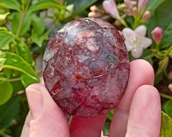 Křišťál s hematitem hmatka 76 g - ENERGIE