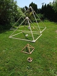  Pyramida mini dřevěná cestovní 7,8 cm z jasanu 