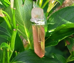 Přívěsek - křišťál s hematitem tangerine - MOUDROST