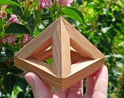  Pyramida mini dřevěná cestovní 7,8 cm z jasanu 