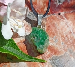 Smaragd surový přívěsek 1,42 g - HOJNOST 