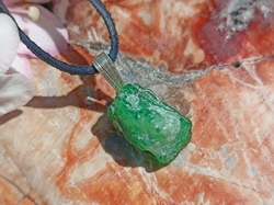 Smaragd surový přívěsek 1,31 g - HOJNOST