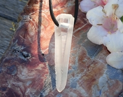 Lemurský křišťál s dírkou - přívěsek 4,3 cm - LASER