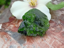 Chromdiopsid krystal surový 12,75 g extra kvalita