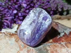 Čaroit tromlovaný  - výběrová kvalita 8,11 g