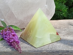 Onyx pyramida 8 cm Pákistán