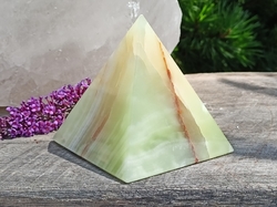 Onyx pyramida 8 cm - SPOJENÍ SE ZEMÍ