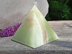 Onyx pyramida 8 cm - SPOJENÍ SE ZEMÍ