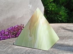 Onyx pyramida 8 cm - SPOJENÍ SE ZEMÍ