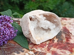 Křišťál- Křemen geoda Jeskyňka 1/2, 134 g