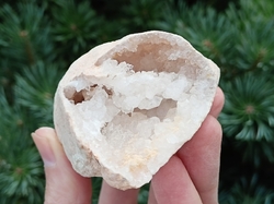 Křišťál- Křemen geoda Jeskyňka 1/2, 134 g