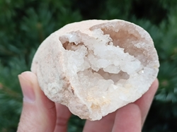 Křišťál- Křemen geoda Jeskyňka 1/2, 134 g