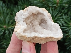 Křišťál- Křemen geoda Jeskyňka 55 g, 1/2