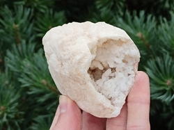 Křišťál - křemen geoda Jeskyňka 112 g