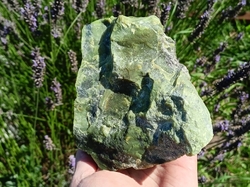 Serpentinit surový 778 g Brazílie - OTEVŘENÉ SRDCE
