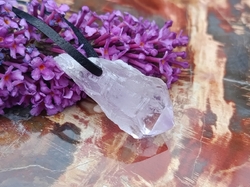 Ametystová špice krystal 3,2 cm přívěsek - PRŮVODCE