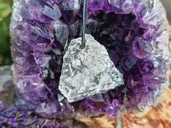 Křišťál surový přívěsek 3,8 cm - ČISTÁ BYTOST