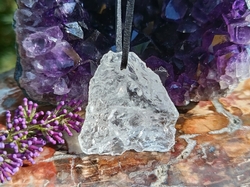 Křišťál surový přívěsek 3,8 cm - ČISTÁ BYTOST