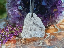 Křišťál surový přívěsek 3,8 cm - ČISTÁ BYTOST