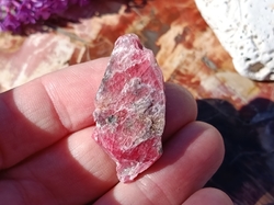 Rodonit surový 13,6 g - LÁSKA, SÍLA A DŮVĚRA