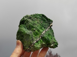 Chromdiopsid surový krystal 730 g - LÉTAJÍCÍ ČESTMÍR