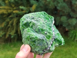 Chromdiopsid surový krystal 730 g - LÉTAJÍCÍ ČESTMÍR