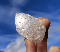 Topaz duhový krystal 54,8 g - PROPOJENÍ S NOVOU ZEMÍ