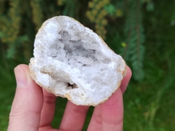 Křišťál - křemen geoda Jeskyňka 107 g, 1/2 Křišťál - křemen geoda Jeskyňka 107 g, 1/2