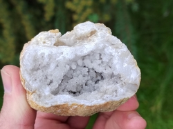 Křišťál - křemen geoda Jeskyňka 107 g, 1/2 Křišťál - křemen geoda Jeskyňka 107 g, 1/2