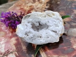 Křišťál - křemen geoda jeskyňka 48 g, 1/2 Křišťál - křemen geoda jeskyňka 48 g, 1/2