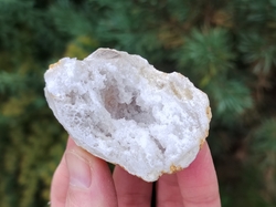 Křišťál - křemen geoda jeskyňka 48 g, 1/2 Křišťál - křemen geoda jeskyňka 48 g, 1/2