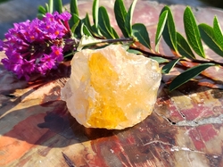 Křišťál surový s limonitem 28,8 g - ZLATÝ LÉČITEL