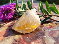 Křišťál surový s limonitem 28,8 g - ZLATÝ LÉČITEL