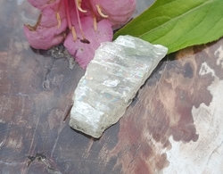 Hiddenit krystal extra kvalita s duhou 3,9 g - PRAVDIVÝ ŽIVOT