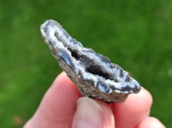 Achát peříčkový  mini geoda 14 g 