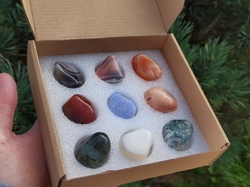 Sbírka achátů tromlovaných box - SVĚT 15 x 13 cm