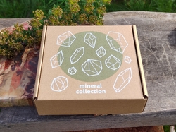 Sbírka surových minerálů box - SVĚT 15 x 13 cm